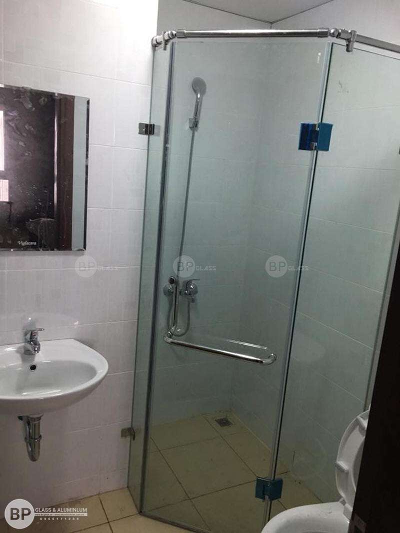 Lắp đặt vách tắm kính vát góc chị Thủy CC Thông Tấn Xã
